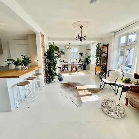 Classic With Sunny Garden - Walking Distance Center 펜션 *
