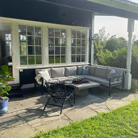 Classic With Sunny Garden - Walking Distance Center *