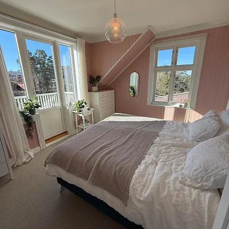 Classic With Sunny Garden - Walking Distance Center *