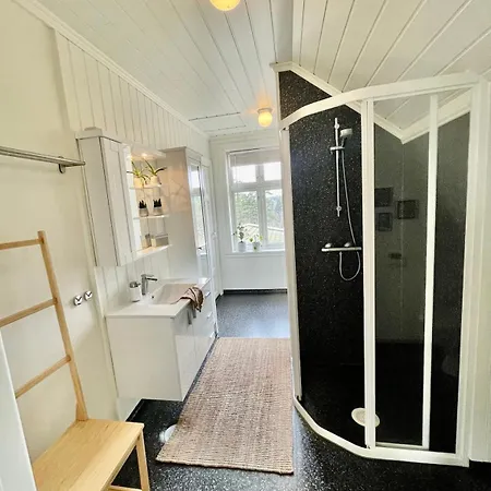 Classic With Sunny Garden - Walking Distance Center