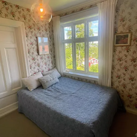 Classic With Sunny Garden - Walking Distance Center *