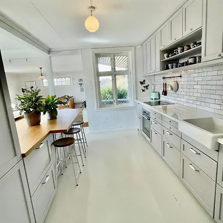 Dom wakacyjny Classic With Sunny Garden - Walking Distance Center Arendal
